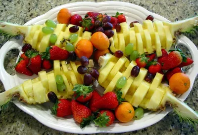 Праздничный стол с фруктами на красивой фотографии для загрузки