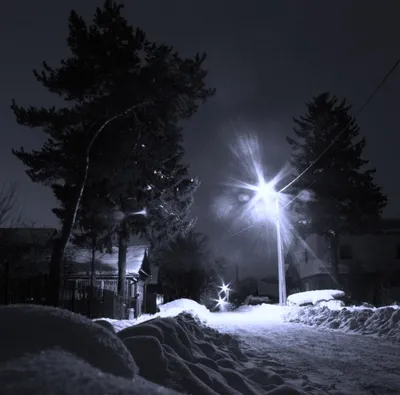 Фотографии улиц в ночное время зимой: Отражения в снегу