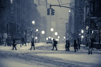 Улицы ночью зимой: Магия подсветки фонарей