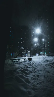 Зимние ночные пейзажи: Очарование заснеженных улиц в JPG