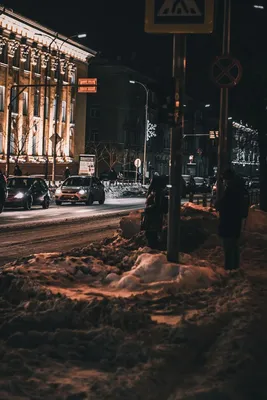 Зимняя ночь на улицах: Волшебство света и тени