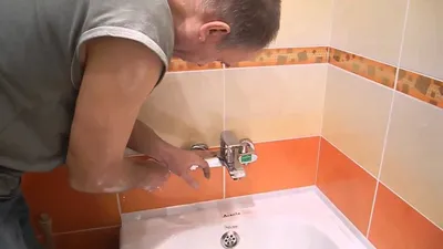 Картинка установки смесителя в ванной комнате