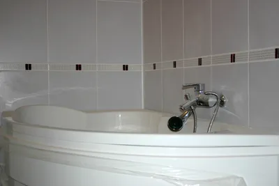 Фото в формате webp с установкой смесителя в ванной комнате