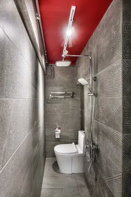 Фотография узкой длинной ванной комнаты с использованием разных материалов