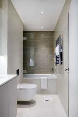 Фото узкой длинной ванной комнаты с различными цветовыми решениями