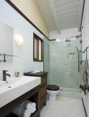 Фотография узкой длинной ванной комнаты с использованием световых акцентов