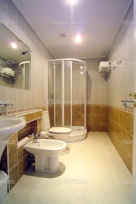 Уникальный дизайн узкой длинной ванной комнаты