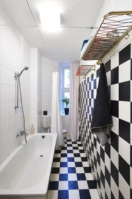 Минималистичный дизайн узкой длинной ванной комнаты