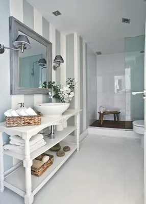 Фото ванной комнаты с узкой ванной