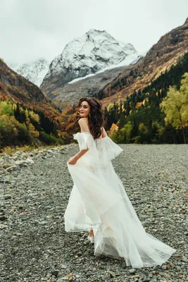 Ошеломляющая красота гор в платье: HD изображение для скачивания бесплатно