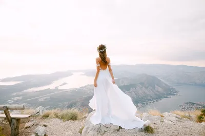 Встреча природы и моды: фото в горах в платье, которое вызывает зависть