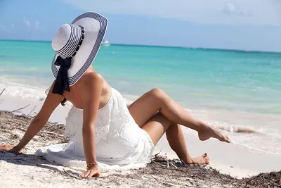 В шляпе на пляже: уют и стиль
