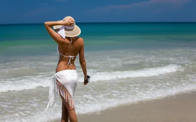 В шляпе на пляже: идеальный летний день