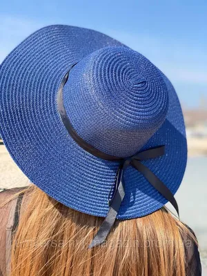 В шляпе на пляже: летний шик