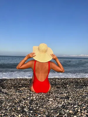 Шляпа на пляже: образ лета