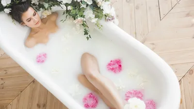 Фото в ванне с молоком - красивые картинки для вашей ванной комнаты