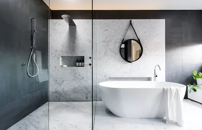 Фото ванной комнаты: дизайн с использованием стекла и прозрачных материалов
