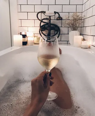 Фото в ванной с бокалом вина