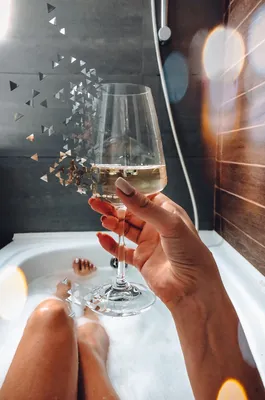 Фото ванной комнаты с бокалом вина для скачивания
