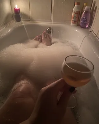Фото ванной с бокалом вина в разных размерах