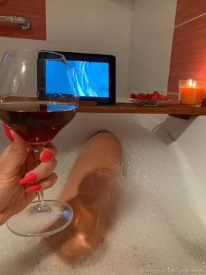 Фото ванной комнаты с бокалом вина в Full HD