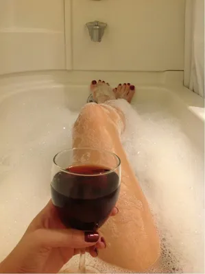 Фото ванной с бокалом вина в 4K разрешении
