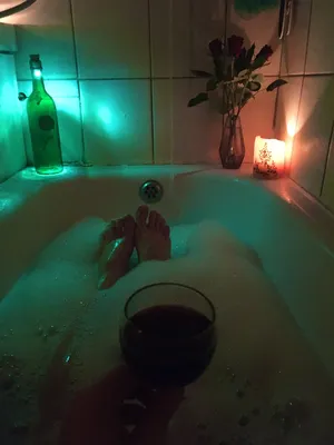 Фото ванной с бокалом вина - бесплатное скачивание