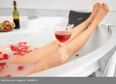 Фото ванной с бокалом вина - новое изображение