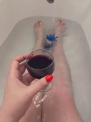 Новые фотографии в ванной с бокалом вина