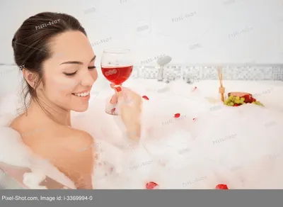 Фото ванной с бокалом вина - выберите формат для скачивания