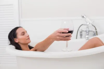 Ванная комната: романтическая атмосфера с вином