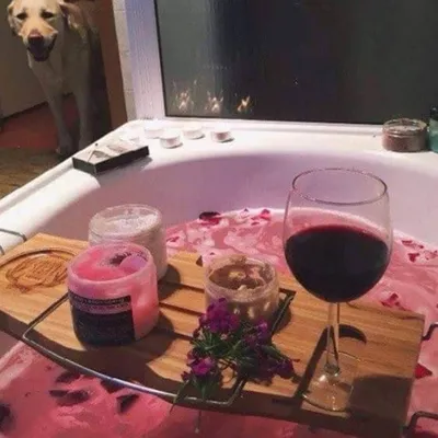Ванная комната: расслабление и вино