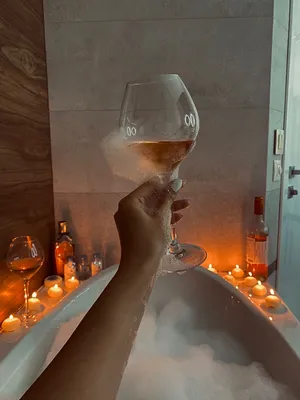 Фотографии в HD качестве в ванной с бокалом вина