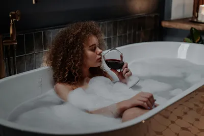 Ванная комната: романтический уголок с вином