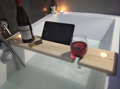 Уникальное фото: ванная комната с элегантным бокалом