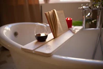 Ванная комната: стильное фото с элегантным бокалом