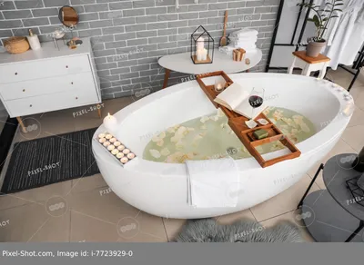 Уникальное фото: ванная комната с бокалом в центре внимания