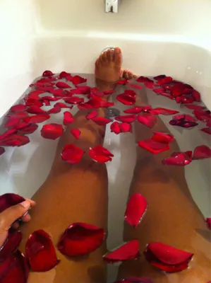 Ванная с романтической атмосферой: выберите формат и размер фотографии с лепестками роз