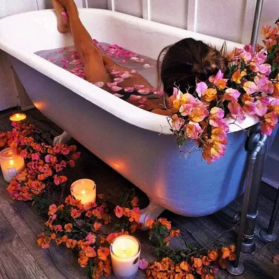 Романтическая атмосфера в ванной с розовыми лепестками: выберите формат и размер фото