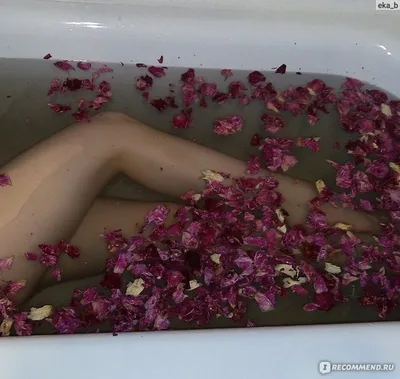В ванной с лепестками роз фотографии