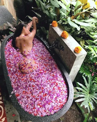 Уютная ванная комната с ароматными лепестками роз: выберите формат и размер фото