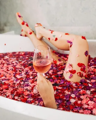 Фотография ванны с лепестками роз: скачайте изображение в удобном формате