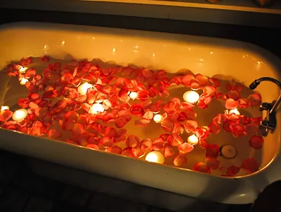Картинка ванны с лепестками роз: скачайте изображение в нужном формате