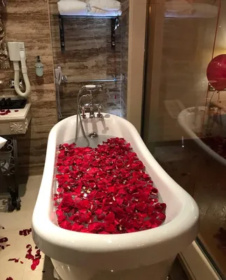 Ванная комната с ароматными розовыми лепестками: доступно в разных форматах