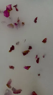 Изображение ванной с розовыми лепестками: доступно для скачивания в разных форматах