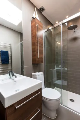 Практичное решение для современного дома: Ванна и душ в одной комнате