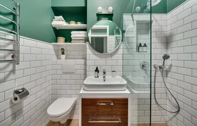 Изображения ванной и туалета с душевыми кабинами