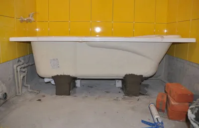 Фото ванной комнаты с необычной ванной из кирпича!