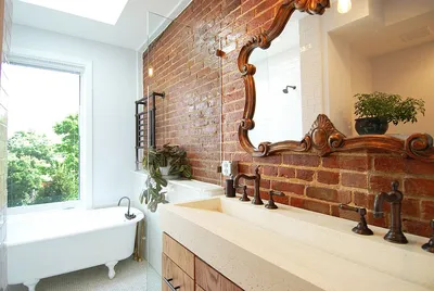 Фото ванной комнаты с оригинальной ванной из кирпича!