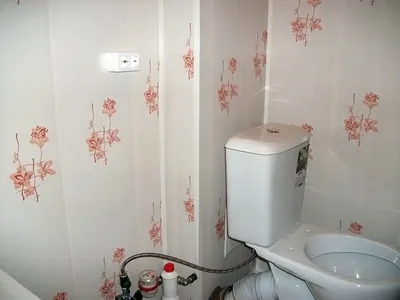 Изображение ванной комнаты с пластиковыми панелями